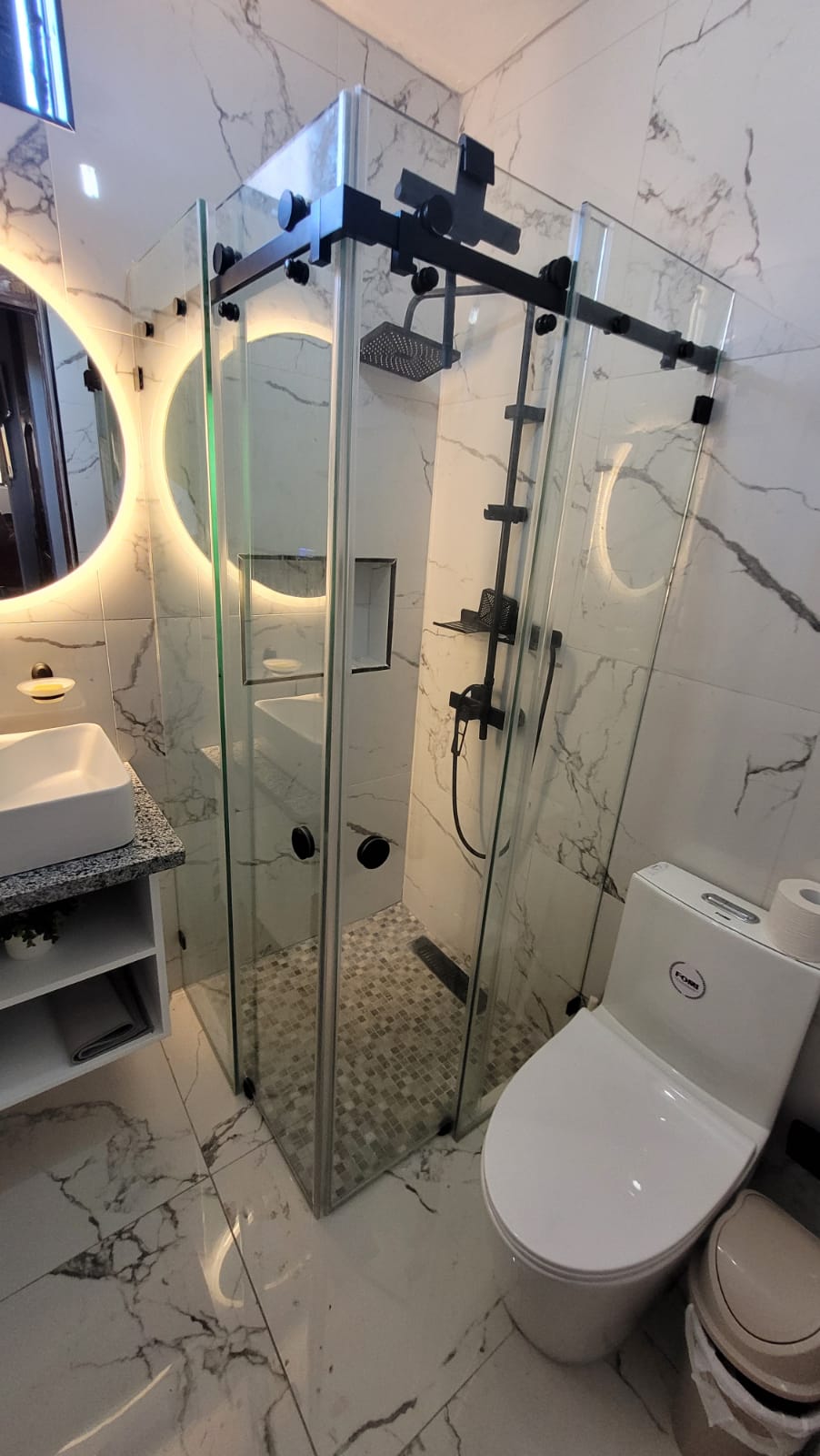 Baño moderno con mampara MetalGlass